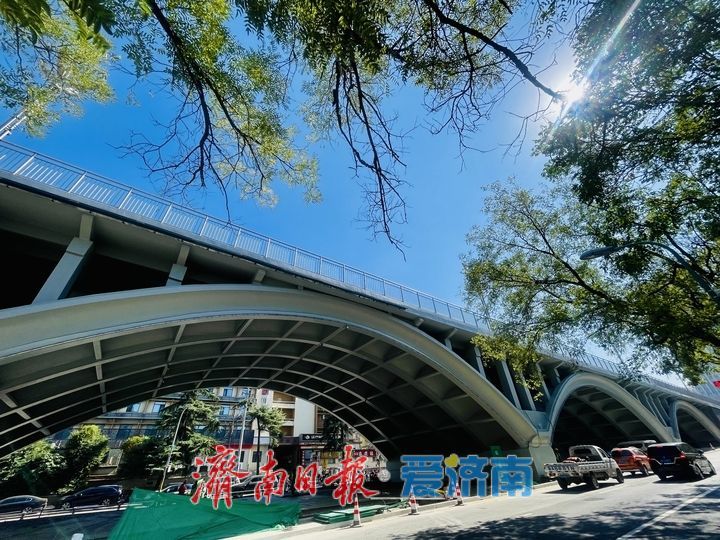 纬二路老天桥桥下收尾，钢骨显露待焕新