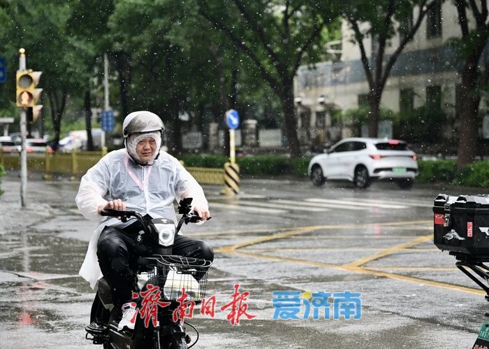 济南强降雨酷热顿消 市民乐享久违清凉