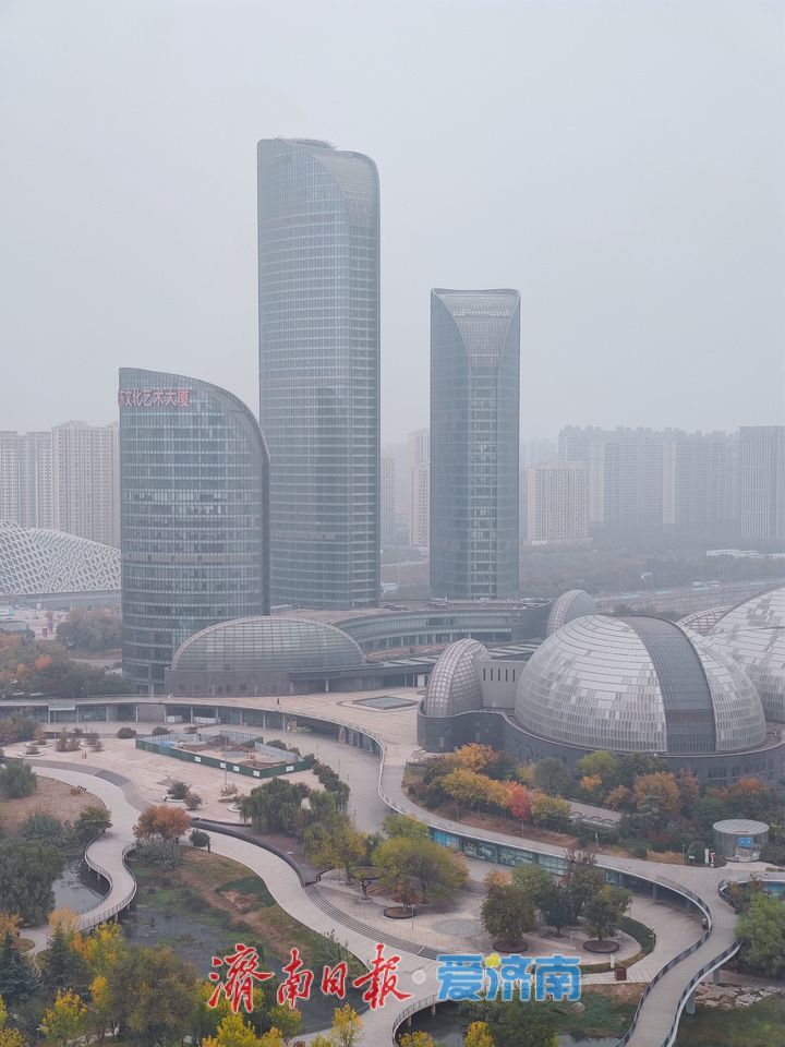 泉城浸水墨 云雾飘渺城山入画来