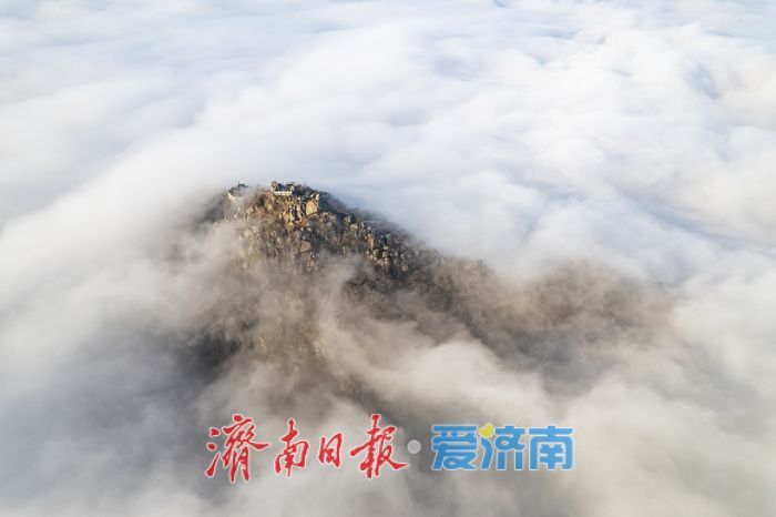 冬日华山迎来云海景观，缥缈景致引人入胜