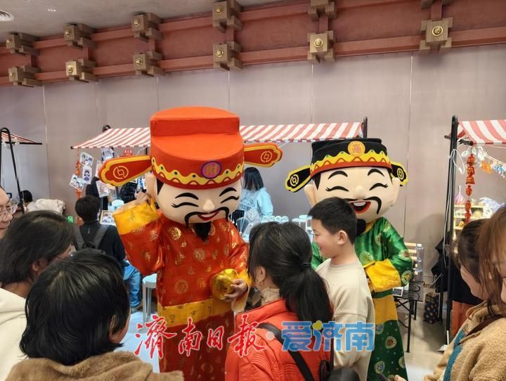 新春市集火爆登场，市民乐享文化盛宴