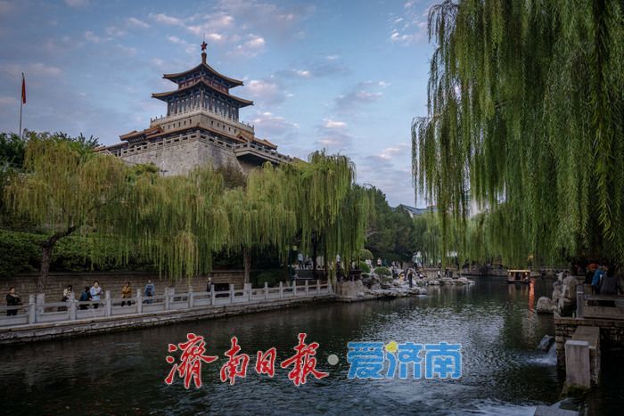 一年四季 泉在济南丨济南黑虎泉水位上涨，傍晚尽显幽静典雅美