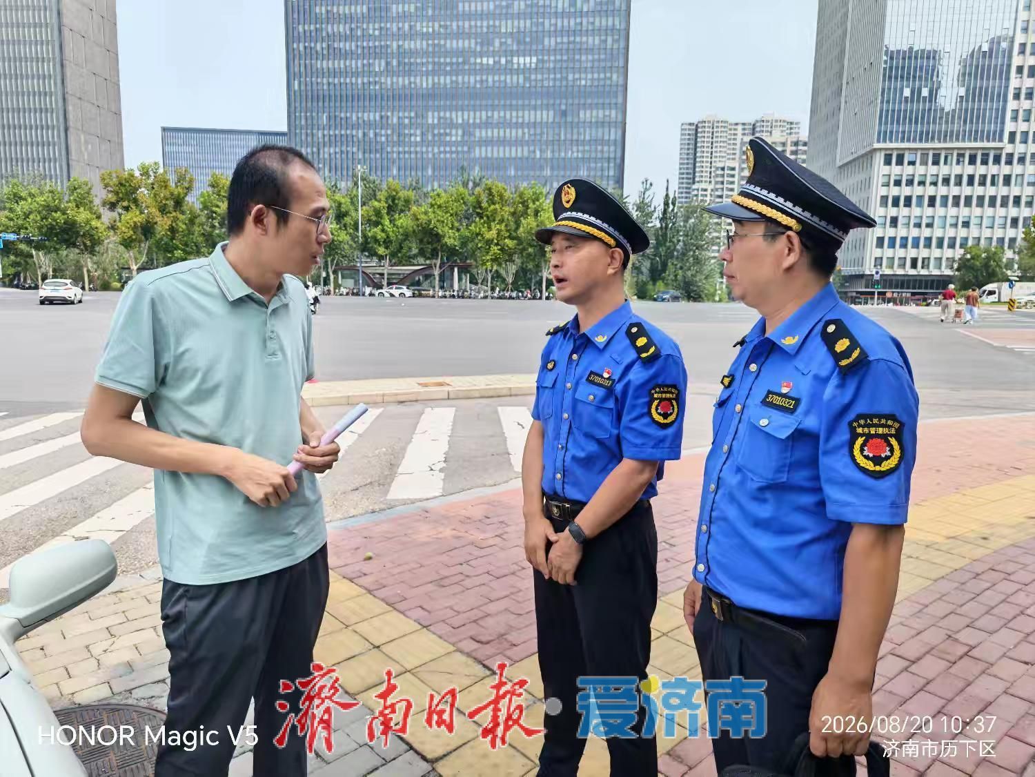 科技赋能城管 无人机“高空鹰眼”严查楼顶广告施工安全