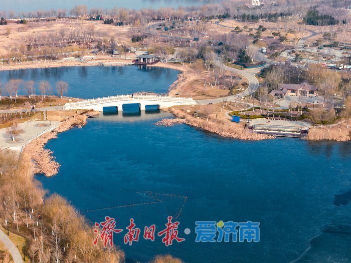 冰凝绘盛景 华山湖冬日冰封如入水墨长卷