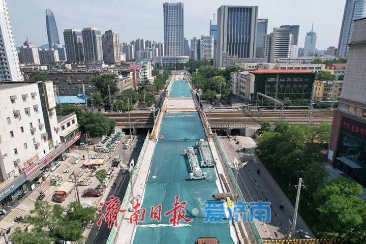 济南纬二路跨铁路天桥改造施工有序推进