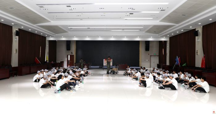 “爱我国防”军事体验活动第二期第二日纪实： 沙场砺兵锻铁骨 电磁战场练尖兵