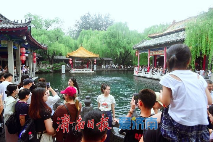 直逼29米！趵突泉持续喷涌22年，泉畔游人如织共赏胜景