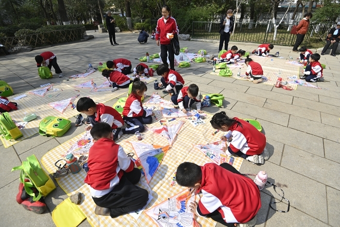 与恐龙的“老朋友”面对面，看萌娃们春天里畅游泉城