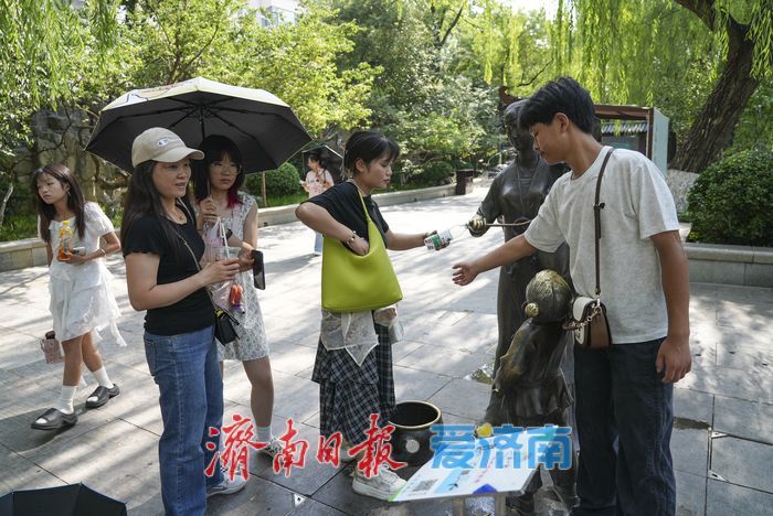 泉城夏日“炎值”爆表，市民游客泉畔觅清凉