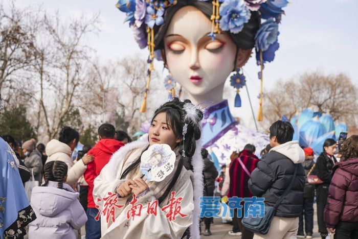 大明湖畔“夏雨荷”花灯俏皮续热