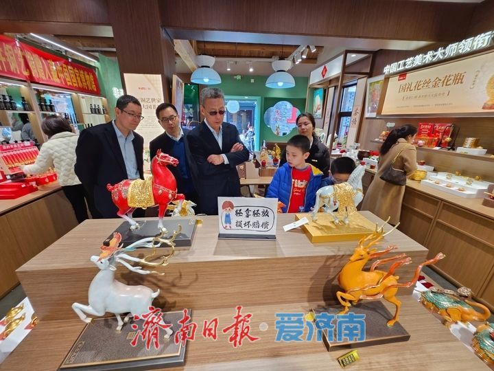 市民打卡上新街非遗铜雕店 百年老街再添文旅新亮点