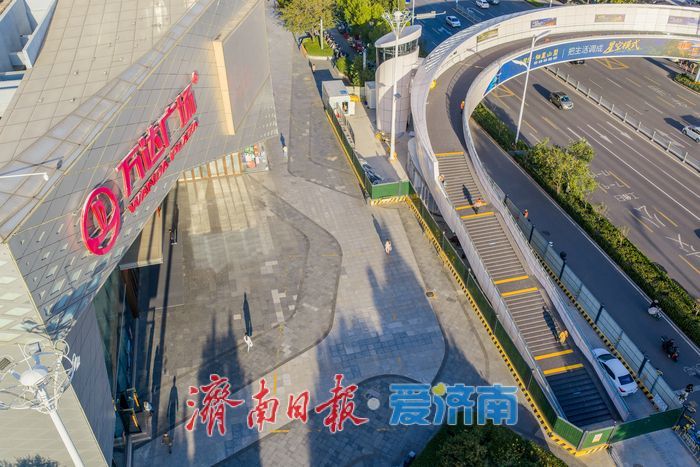 项目强省会｜“新月飞架”显风姿，高新区万达广场人行过街天桥进入收尾阶段