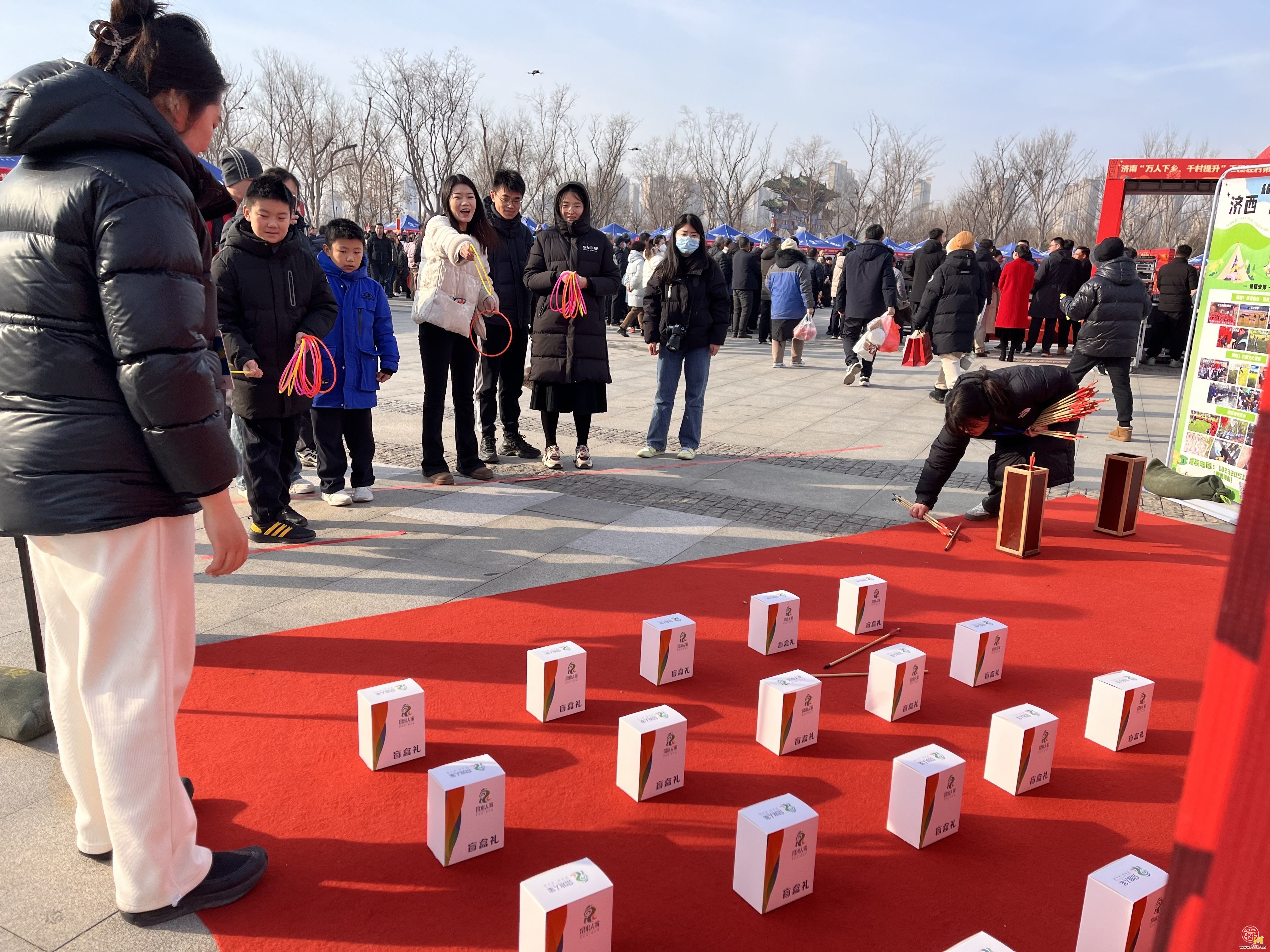 第一书记“唱主角” 好品好展“聚年味” 济南“万人下乡、千村提升”工程驻村第一书记助农年货大集在华山湖公园举办