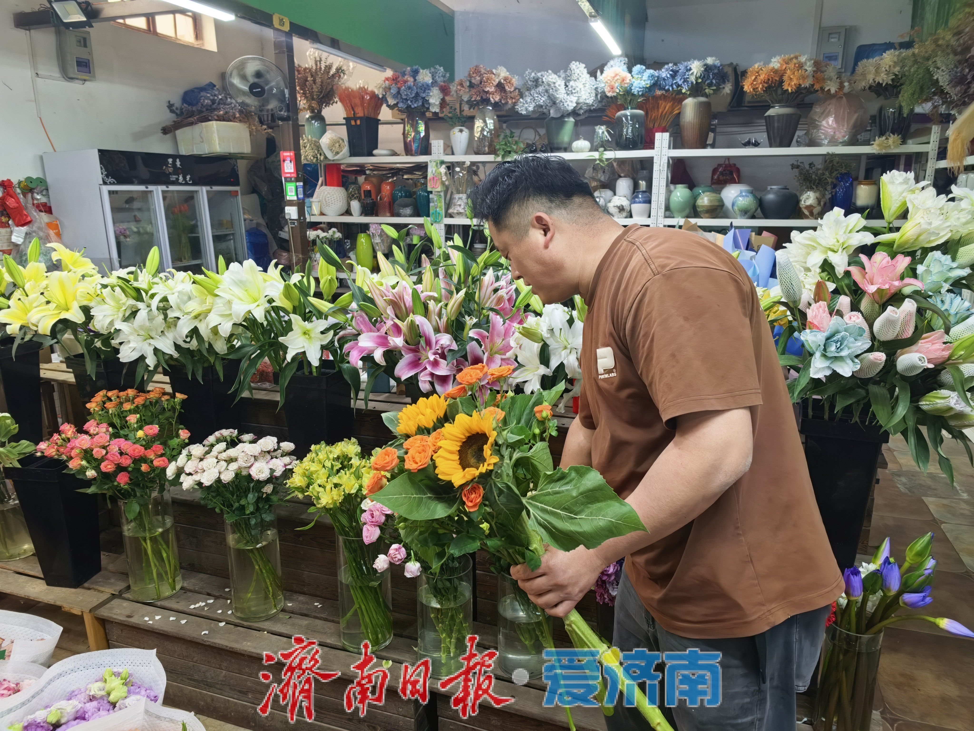 花香满溢迎“五一”，济南花鸟鱼市场掀起购花热潮