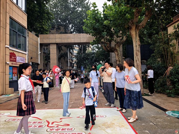 【你好 一年级】雏燕逐梦 红星启航 ——济南市历下区燕山小学举行2026级新生入学仪式