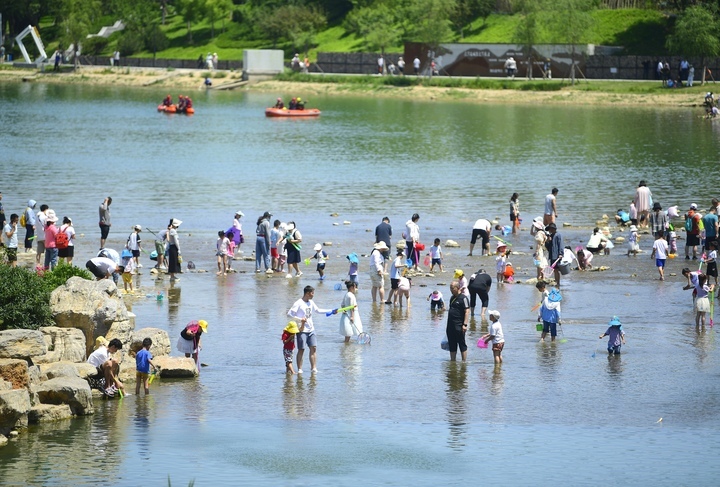 气温回升，济南龙鼎滨水公园迎来夏日狂欢