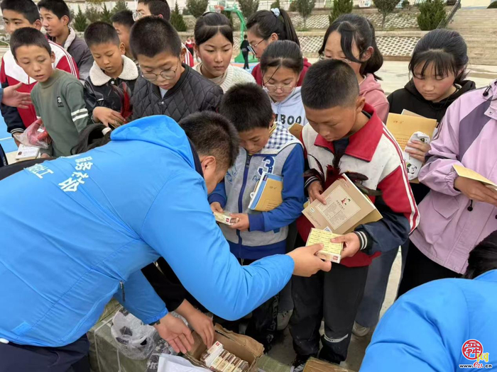 “志愿暖人心，爱心传万家”——济南工程职院“E” 路先锋志愿服务队举行公益募捐活动