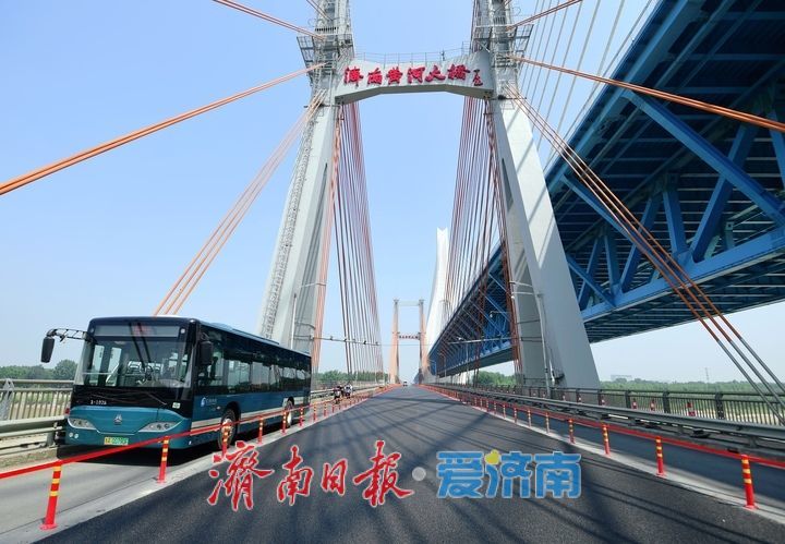 项目强省会｜济南黄河大桥老桥中间两车道沥青摊铺完成，预计本月底结束第二阶段施工