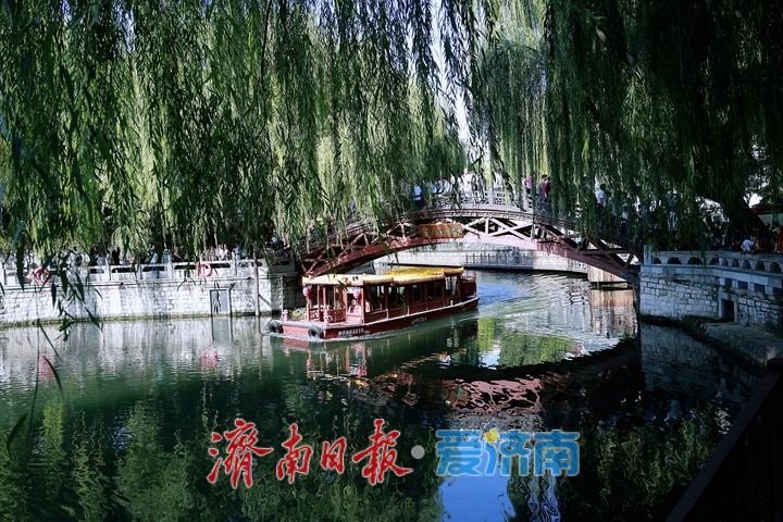 碧水垂柳伴画舫 古桥泉畔聚游人