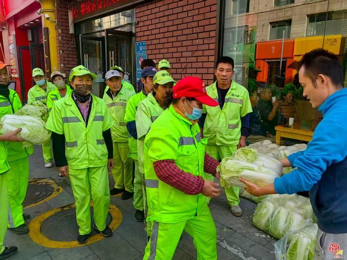 大爱暖深秋！这份暖心馈赠，致敬街巷里的城市微光