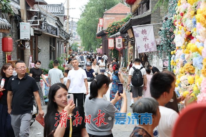 端午假期济南后宰门街焕发老街新活力