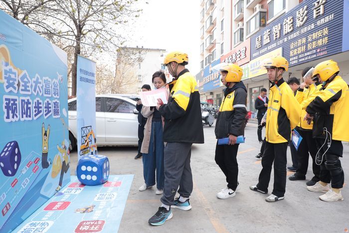 济南市人社局开展“人社服务大篷车”集成宣传服务活动  精准护航“奔跑者”权益