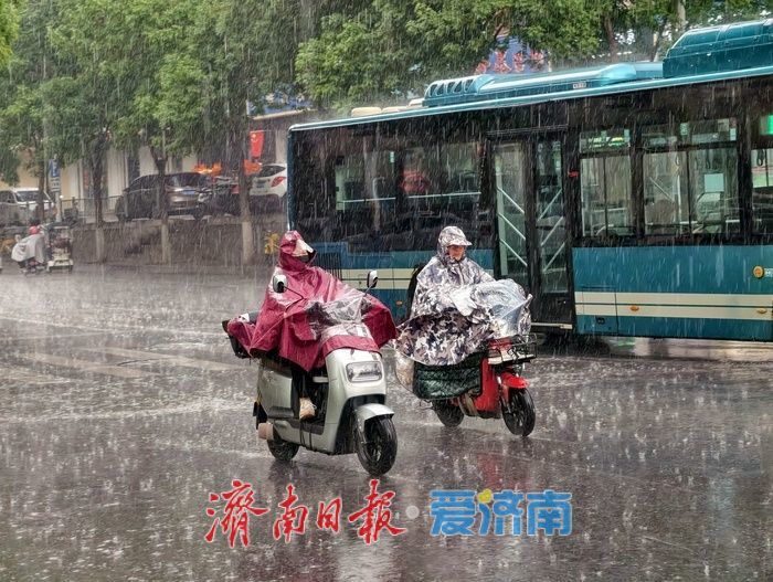 济南午后急雨“突袭”，市民出行措手不及