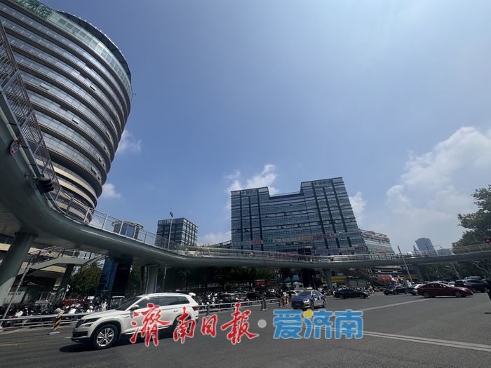 过街天桥连两院，便民风景暖泉城
