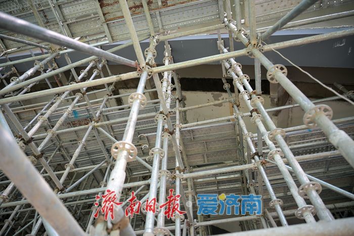 探访济南纬二路天桥改造现场，工程稳步推进，施工有序开展