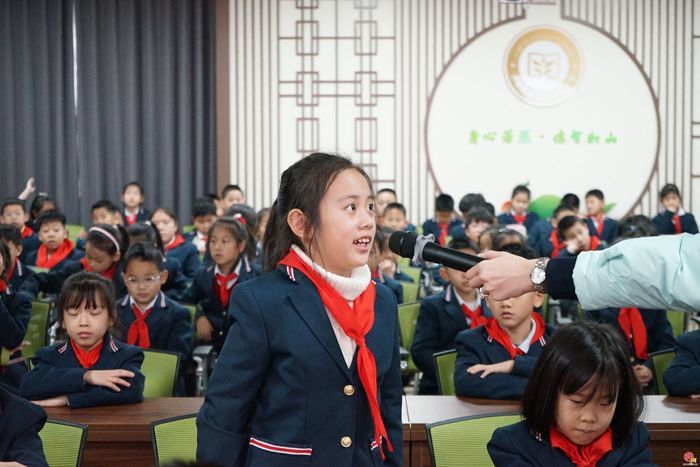 红色精神照亮成长路丨济南市历下区玖玺小学少先队员对话空军英雄，共筑强国梦想！