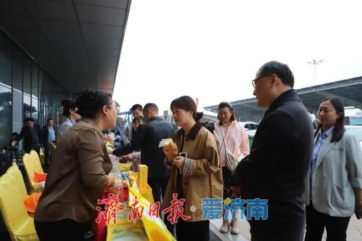 从“歇歇脚”的服务区到“买买买”的会客厅 “过路经济”因何而“火”