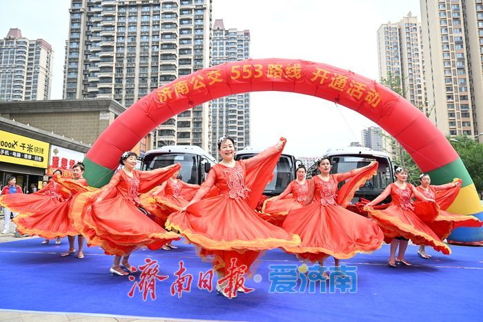 跨越小清河的“红墩墩”来了 济南小巷公交553路开通