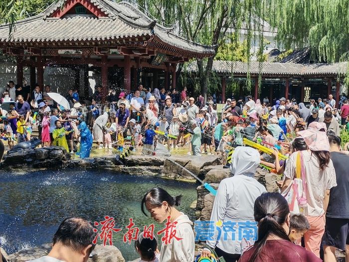一年四季 泉在济南丨泉水边的夏日狂欢 五龙潭成童趣清凉大本营