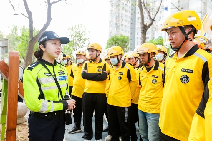 一批外卖骑手，在济南获得“等灯等灯奖”