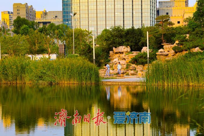 初秋黄昏 绘就绸带公园诗意画卷