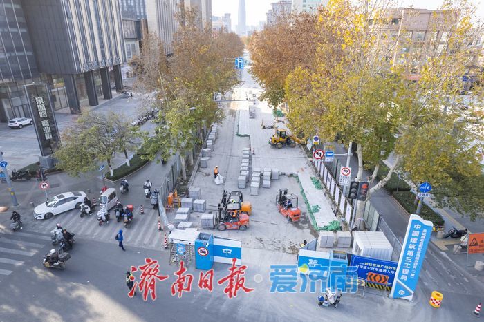 泉城路改造初见成效，海阳红花岗岩铺设亮相