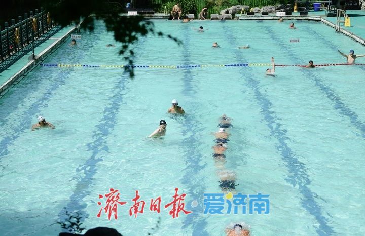 “五一”假期最后一天迎“立夏” 济南护城河畔变“天然空调房”