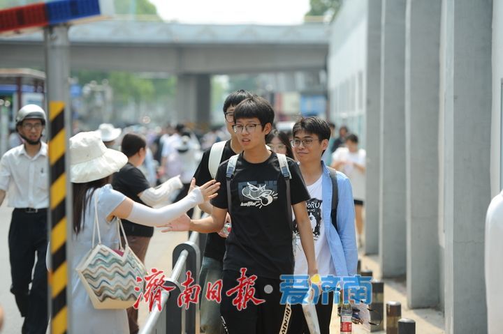 高考第二天，送考老师与考生击掌，传递力量