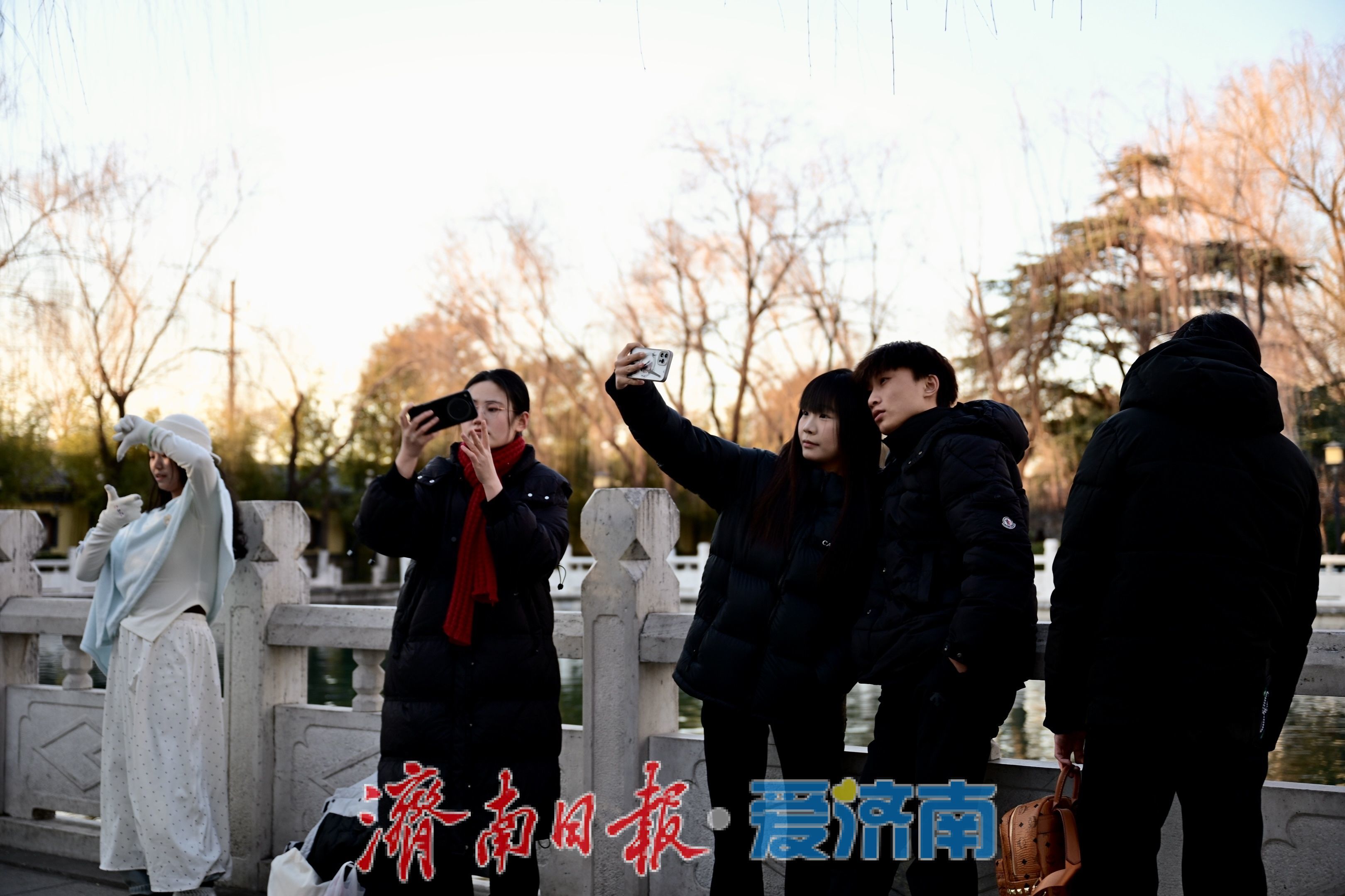 珍珠泉畔人气旺 游客打卡定格泉城冬日灵动之美