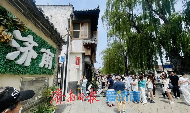 打卡热：游人如织秩序井然，古韵老街尽显文明风尚