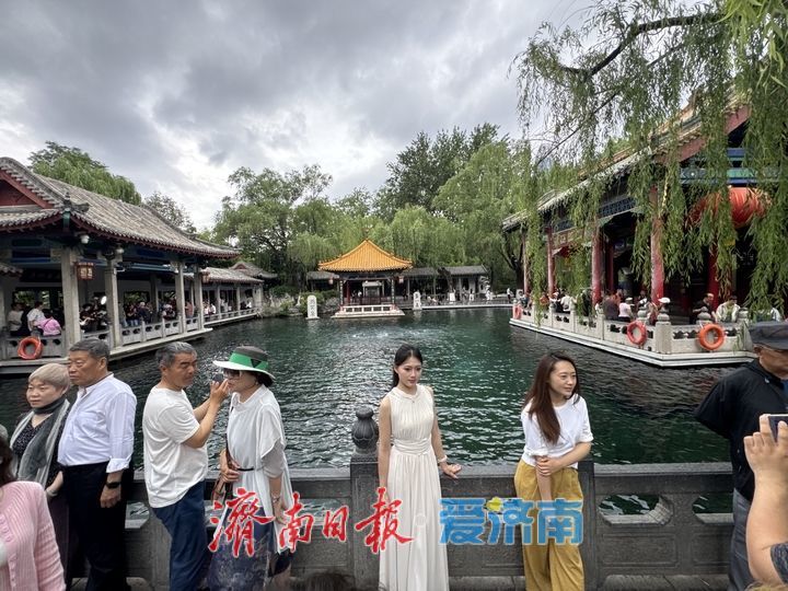雨后泉韵浓 游客尽享赏泉时光