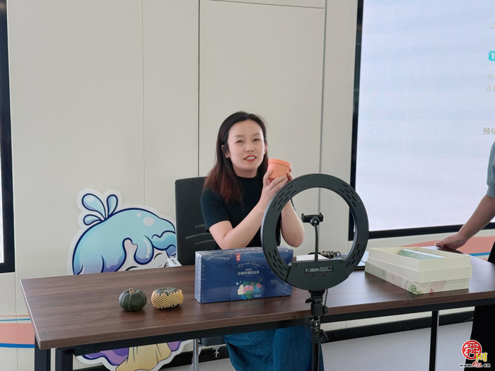 带货女主角 按下“体验键” 兴福街道助力宝妈探索电商主播新途径