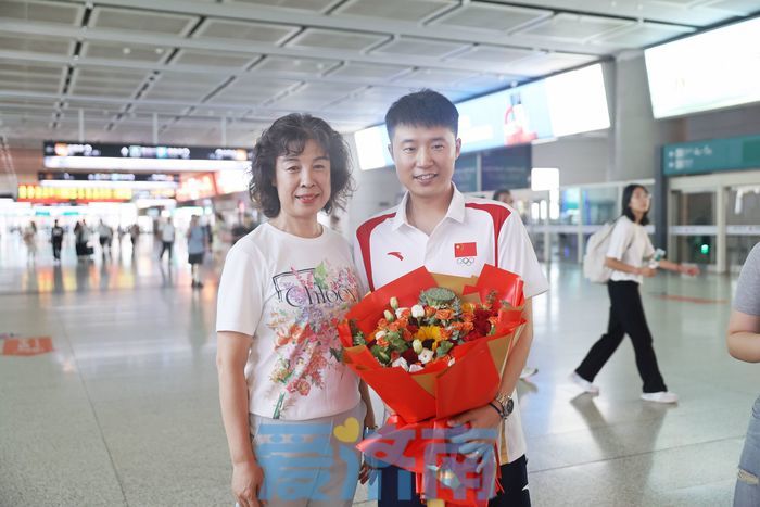 欢迎回家！济南奥运冠军李越宏今日到达济南