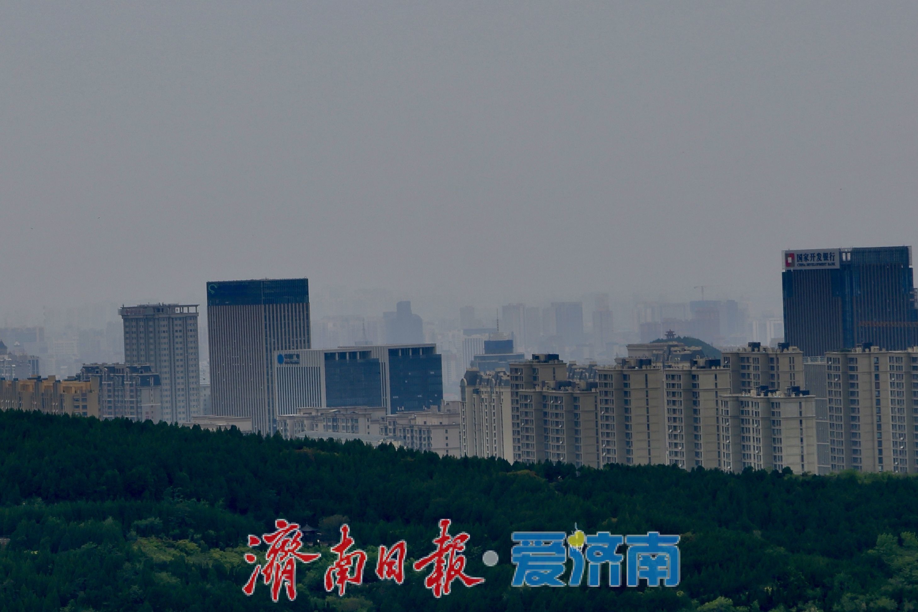 春雨润泉城 楼山相依绘新景