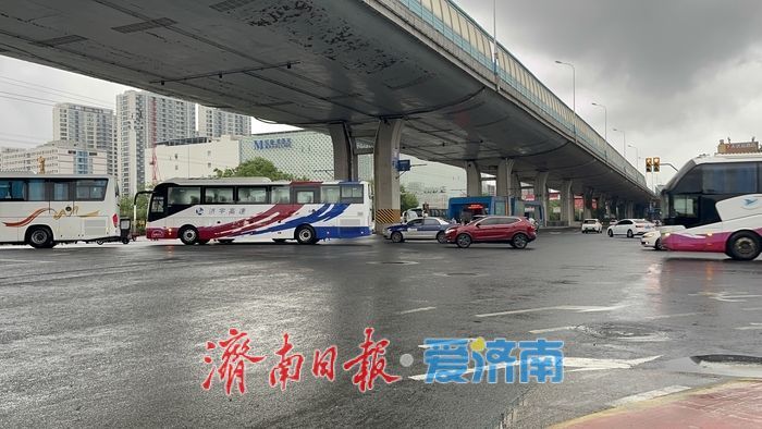 雨后记者探访城区低洼路段：多条主干道路均未出现明显积水，车辆正常通行