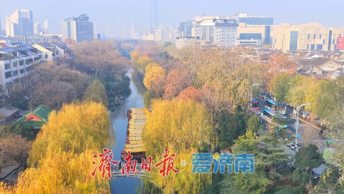 一河碧水映金柳，满城冬韵入泉声