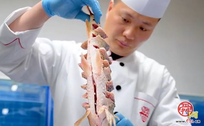 【AI典故新说・劳动最光荣】从庖丁解牛到创意鲁菜，崔志强执味蕾之笔绘鲁味膳美