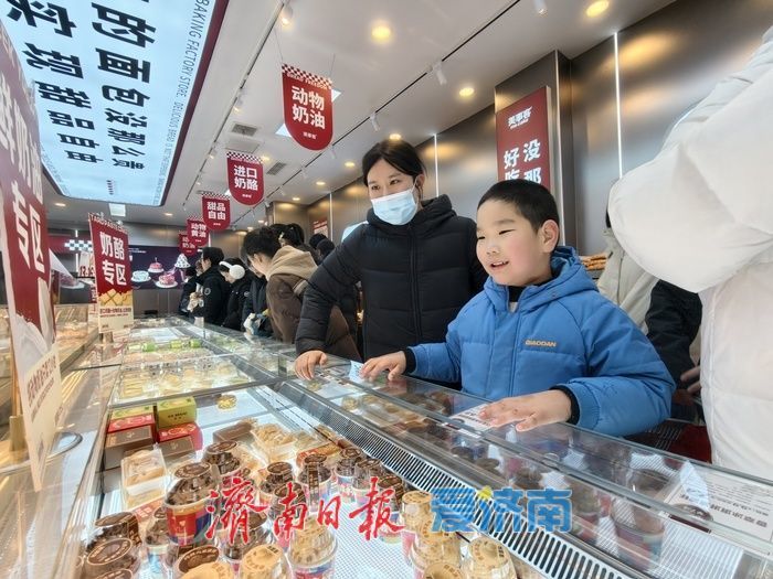 元旦假期济南宽厚里人气火爆，各地美食引游客打卡寻味