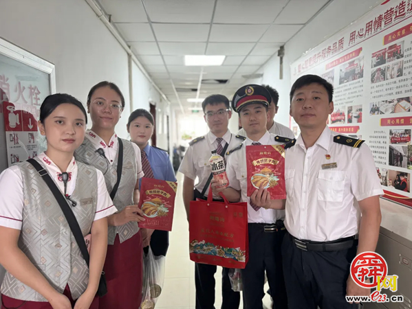 “薪火”映初心 真情满旅途——济南客运段“薪火”志愿服务队暑运纪实
