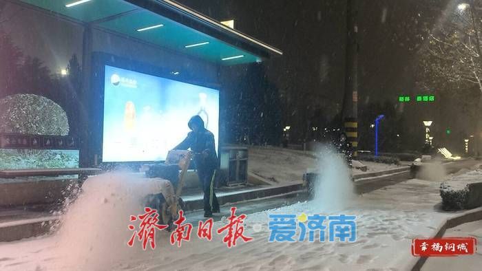 首场降雪如约而至 钢城区多方联动保路畅通
